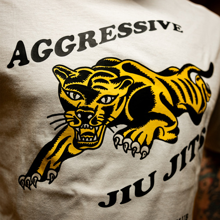 T-shirt Aggressive biały